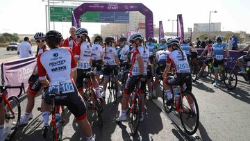 Varias corredoras del Doltcini-Van Eyck, antes de la salida del Tour de Dubai femenino.