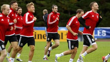 Bale se reincorpora al grupo en el último entrenamiento