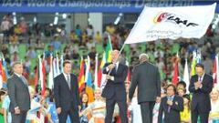 Valentin Balakhnichev, expresidente de la Federaci&oacute;n de Atletismo de Rusia, ondea la bandera de la IAAF.