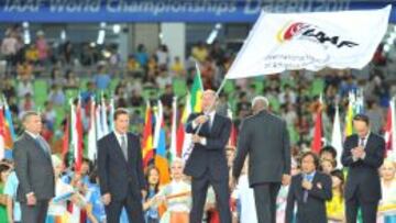 Valentin Balakhnichev, expresidente de la Federaci&oacute;n de Atletismo de Rusia, ondea la bandera de la IAAF.