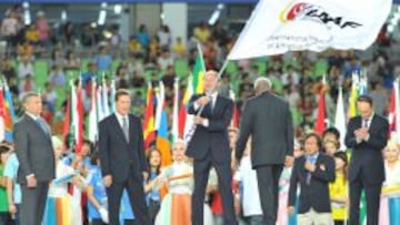 Valentin Balakhnichev, expresidente de la Federaci&oacute;n de Atletismo de Rusia, ondea la bandera de la IAAF.