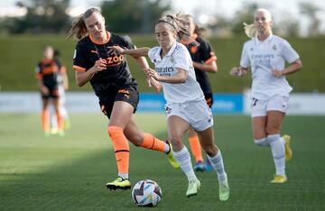 Maite Oroz, en acción ante el Valencia en la Liga F.