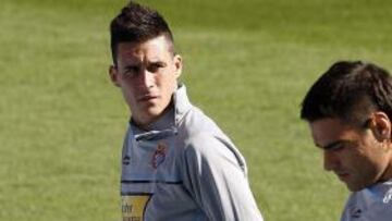 <b>CONCENTRADO. </b>José Callejón, ayer, sobre el césped de Cornellà-El Prat junto a Aldo Duscher.