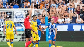 Jon Guridi recibe una cartulina amarilla durante el partido de LaLiga entre el Alavés y la UD Las Palmas.