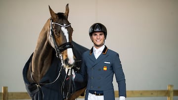 Juan Matute Guimón, con su caballo ‘Quantico’, tras la prueba de doma en Madrid Horse Week.
