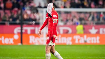 GIRONA, 14/02/2025.- El defensa del Girona, Arnau Martínez, a la finalización del encuentro correspondiente a la jornada 24 de Laliga EA Sports que disputan hoy viernes Girona y Getafe en el estadio de Montilivi, en Girona. EFE / David Borrat.
