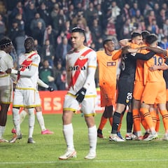 El Valencia se quita miedos en Vallecas