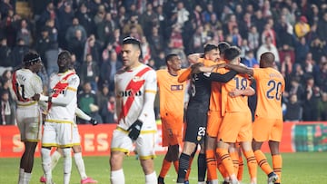 Los jugadores del Valencia hicieron piña tras la victoria.