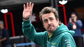 Fernando Alonso renueva con Aston Martin hasta 2026.