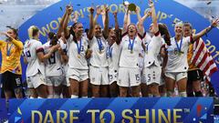 USA&#039;s players celebrate with the trophy after the France 2019 Womens World Cup football final match between USA and the Netherlands, on July 7, 2019, at the Lyon Stadium in Lyon, central-eastern France. (Photo by FRANCK FIFE / AFP)