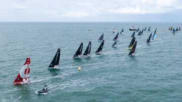 La flota de La Solitaire du Figaro, durante la salida de una de las etapas de la edición anterior