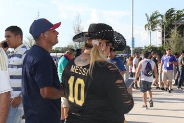 Los aficionados colmaron el Hard Rock Stadium de Miami para disfrutar de El Clásico entre Real Madrid y Barcelona.