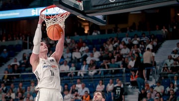 Mario Hezonja, alero del Real Madrid, machaca ante el Covirán Granada.