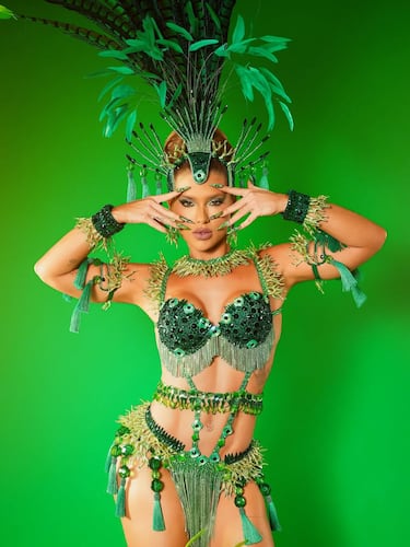 Su reinterpretación de un traje histórico, sumada al detalle del collar con el nombre de Vini Jr., consolidó su presencia mediática.