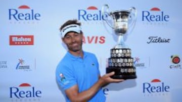 Raphael Jacquelin posa con el trofeo del Open de España en el Parador de El Saler.