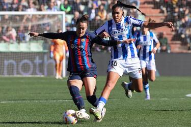 La futbolista del FC Barcelona Femenino Lucy Bronze lucha por el balón con Gaby García, de la Real Sociedad Femenino.