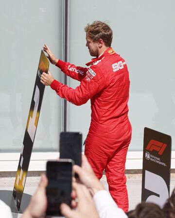 Sebastian Vettel, tremendamente enfadado por su sanción, se dirigió hacia el lugar donde debía estar su coche y cambió el número 1 de Hamilton por el segundo suyo.