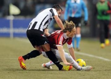 El 12 de febrero del 2012, Ambrosini cayó encima de la rodilla derecha de Mauricio Isla, provocándole la rotura de ligamentos. Claudio Borghi sintió y mucho su ausencia.