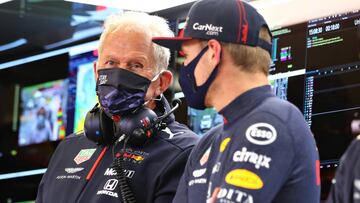 Verstappen habla con Marko.