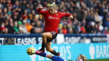 Soccer Football - Women's Super League - Reading v Manchester United - Madejski Stadium, Reading, Britain - January 22, 2023 Manchester United's Alessia Russo in action with Reading's Gemma Evans Action Images via Reuters/Matthew Childs