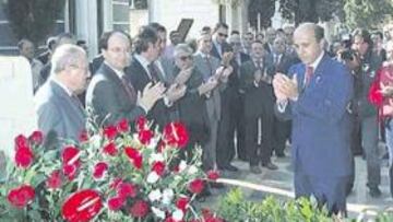 <b>HOMENAJE. </b>El Consejo depositó flores en la tumba de Sánchez Pizjuán.