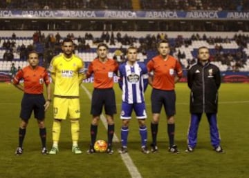 Deportivo de La Coruña - Betis. El árbitro Alberto Undiano Mallenco acompañado por sus dos asistentes Roberto 	Díaz Pérez Del Palomar y Jesús Zancada Lobato y el cuarto árbitro Fernando Román Román junto a los capitanes Adán y Álex Bergantiños.