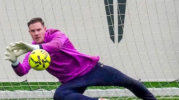 El portero alemán Marc Andre Ter Stegen, durante el entrenamiento del primer equipo del FC Barcelona en las instalaciones de la Ciudad Deportiva Joan Gamper este sábado.