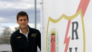 Franco Vázquez, ayer en la Ciudad Deportiva del Rayo ante el escudo del Rayo.