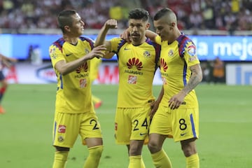 Oribe Peralta celebra gol con sus compañeros.