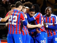 LONDON (United Kingdom), 26/02/2026.- Maxence Lacroix of Crystal Palace (C) celebrates scoring the 1-0 goal with team members during the UEFA Conference League play-offs 2nd leg match Crystal Palace against HSK Zrinjski Mostar, in London, Britain, 26 February 2026. (Reino Unido, Londres) EFE/EPA/TOLGA AKMEN