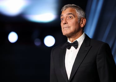 George Clooney posa en la alfombra roja de la Academy Museum Gala de Hollywood.