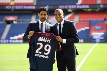 Kylian Mbappé junto a Nasser Al-Khelaifi.