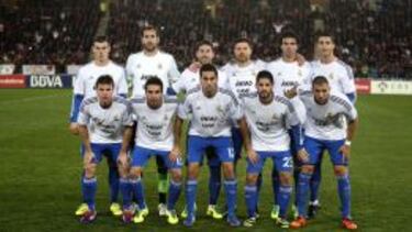 ÁNIMO SAMI. Los hombres de Ancelotti tuvieron un detallazo con Khedira, deseando su pronta recuperación. Saltaron al campo con estas camisetas de apoyo al alemán.