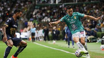 MEX358. LEÓN (MÉXICO), 31/10/2023.- Nathanael Ananias (i) de Pumas disputa un balón con Borja Sánchez (d) de León, durante un juego correspondiente a la jornada 15 del torneo mexicano de fútbol, celebrado hoy en el estadio León, estado de Guanajuato (México). EFE/ Luis Ramírez
