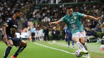 MEX358. LEÓN (MÉXICO), 31/10/2023.- Nathanael Ananias (i) de Pumas disputa un balón con Borja Sánchez (d) de León, durante un juego correspondiente a la jornada 15 del torneo mexicano de fútbol, celebrado hoy en el estadio León, estado de Guanajuato (México). EFE/ Luis Ramírez