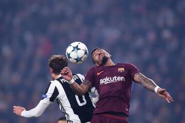 Juventus' midfielder from Italy Claudio Marchisio feels the braun of Barcelona's Paulinho during the UEFA Champions League match.