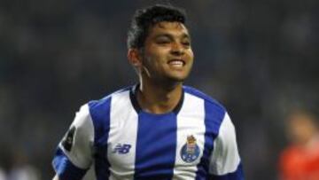 Tecatito celebrando su gol ante Pacos Ferreira que lo deja como goleador del equipo y con un registro histórico en su carrera