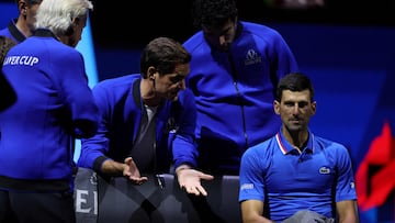 Federer da instrucciones a Djokovic durante la Laver Cup.