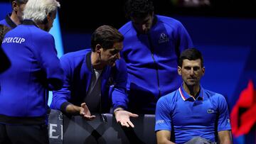 Federer da instrucciones a Djokovic durante la Laver Cup.