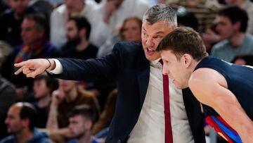 BARCELONA, 24/02/2023.- El pívot checo del Barça Jan Vesely (d) recibe instrucciones de su entrenador, el lituano Sarunas Jasikevicius, durante el partido de la jornada 25 de la fase regular de la EuroLiga de baloncesto que Barça y Monaco disputan este viernes en el Palau Blaugrana, en Barcelona. EFE/ Enric Fontcuberta