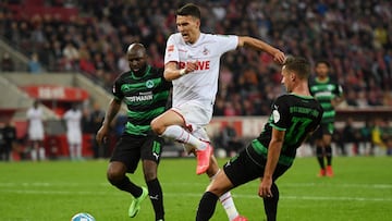 Dejan Ljubicic del 1.FC Koeln junto a Jetro Willems (I) yPaul Seguin (D) del SpVgg Greuther Fuerth durante un partido de Bundesliga.