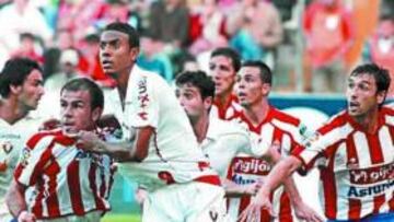 <b>AGARRONES. </b>Durante todo el partido, los agarrones en las dos áreas entre sportinguistas y osasunistas fueron continuos.