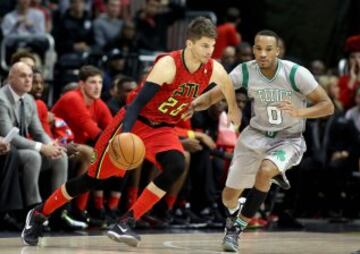 Kyle Korver y Avery Bradley.