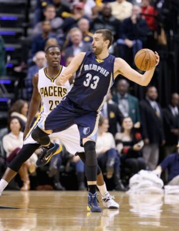 Marc Gasol pasa el balón ante Mahinmi.