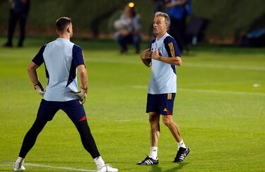 Luis Enrique dialo con el portero del Athletic Club, Unai Simón.