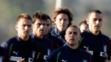 <b>HACIENDO GRUPO. </b>Cannavaro encabeza el entrenamiento de ayer, junto a Gattuso, Criscito, Maggio, Marchetti y Simone Pepe.
