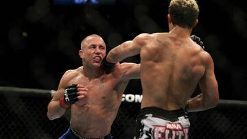 Georges St-Pierre lanza un golpe durante uno de sus últimos combates en 2013.