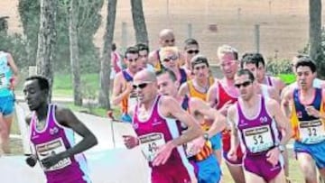 <b>EN CABEZA. </b>Bezabeh precede a Chema Martínez en Albacete.