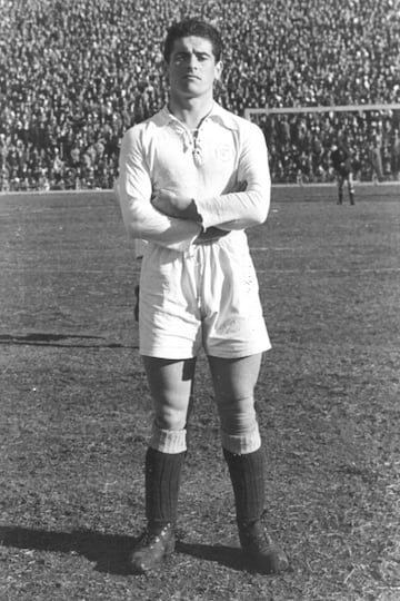 Jugó en la temporada 43/44 en el Real Madrid