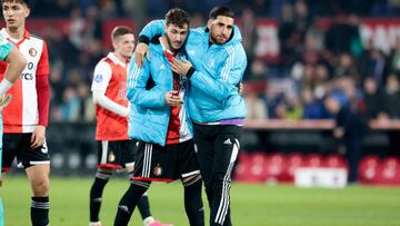 Santiago Giménez después del partido.